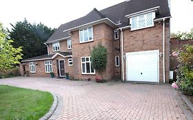 Luxury 6 Bedroom House With Parking - Northwood