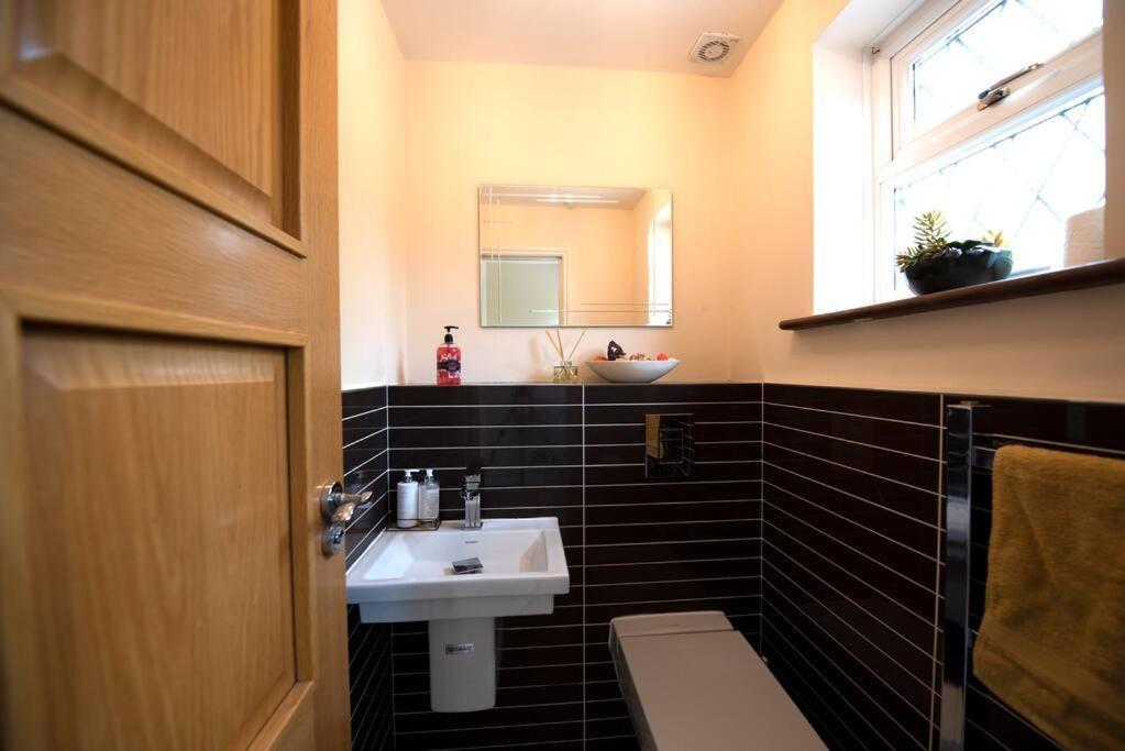 Luxury 6 Bedroom House With Parking - Northwood Northwood  Exterior photo
