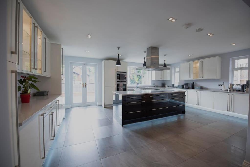 Luxury 6 Bedroom House With Parking - Northwood Northwood  Exterior photo