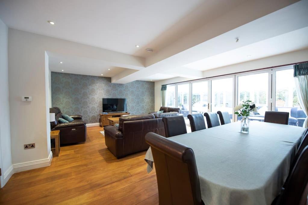 Luxury 6 Bedroom House With Parking - Northwood Northwood  Exterior photo