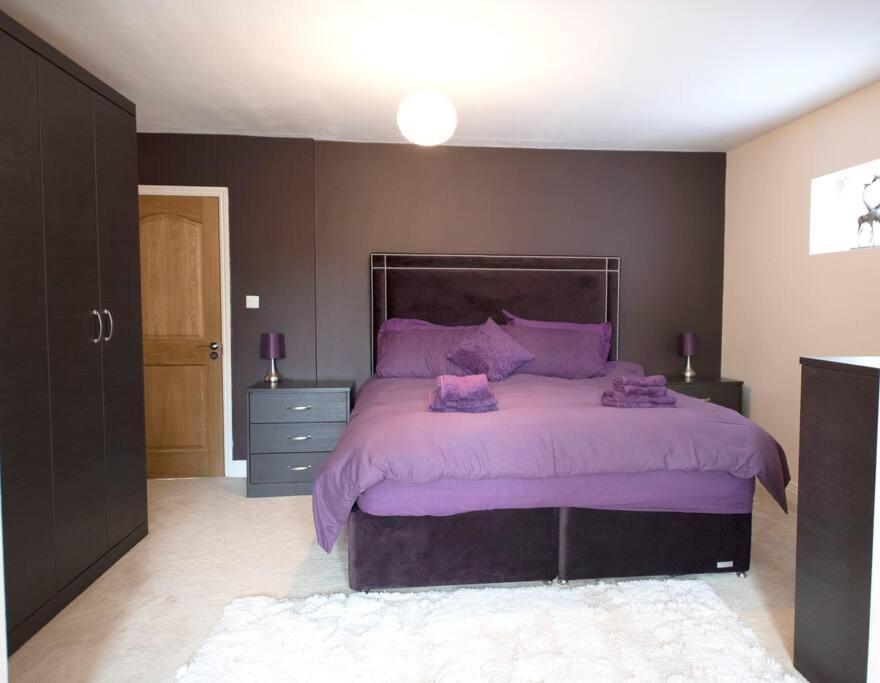 Luxury 6 Bedroom House With Parking - Northwood Northwood  Exterior photo