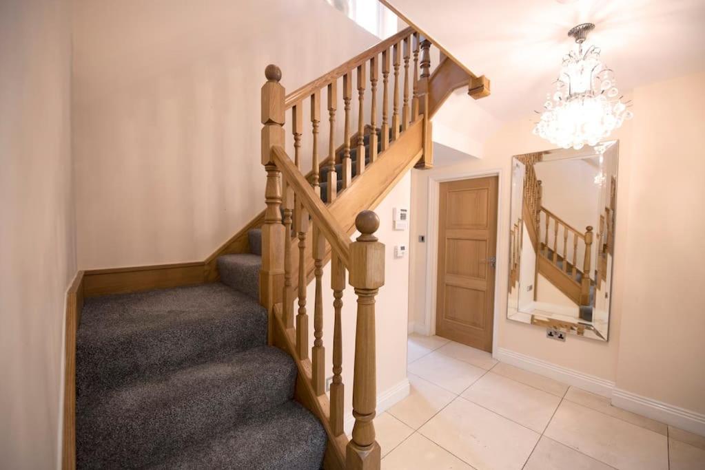 Luxury 6 Bedroom House With Parking - Northwood Northwood  Exterior photo